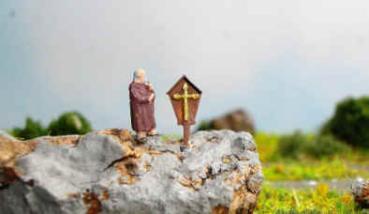 Mönch am Wegekreuz