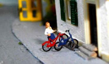 Fahrradständer, 2 Räder, eine Person