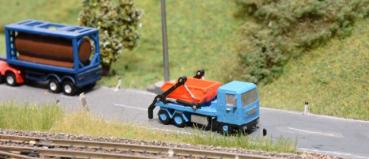 LKW beladen mit Absetzmulde