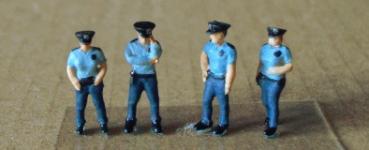 4 Polizisten in blauer Uniform