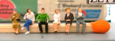 6 sitzende Figuren