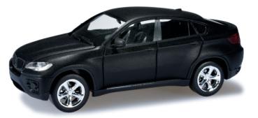 BMW X6, mattschwarz, verchromte Felgen