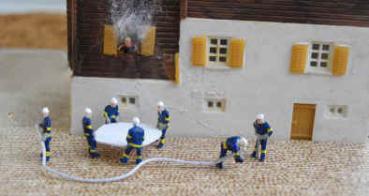 Feuerwehr mit Sprungtuch und Schlauch