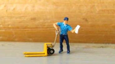 Arbeiter mit Hubwagen