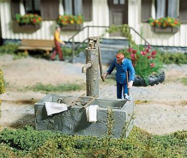 Pumpbrunnen mit Wassertrog