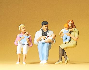 3 sitzende Eltern, Kinder, 1:32