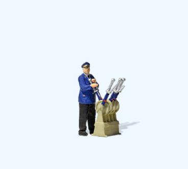 Stellwerkarbeiter mit Stellwerk