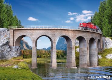 Semmering-Viadukt mit Eisbrecherfundamenten, gebogen, eingleisig
