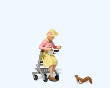 alte Dame mit Rollator, Eichhörnchen fütternd