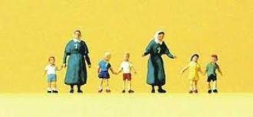 Klosterschwestern mit Kindern
