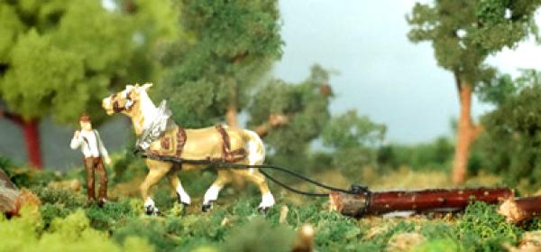 Rückepferd mit Baumstamm & Landwirt