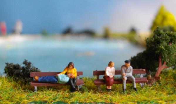 4 Figuren auf 2 Bänken
