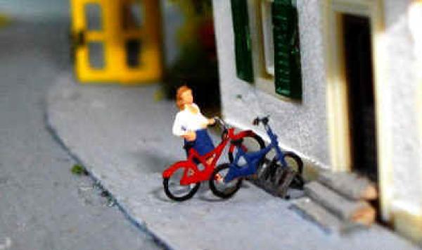 Fahrradständer, 2 Räder, eine Person