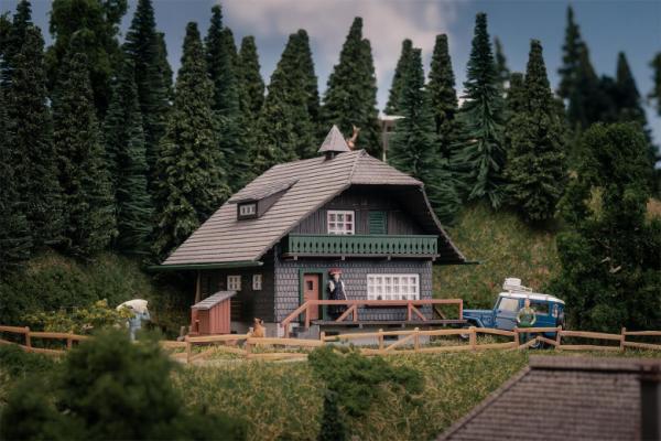 Jubiläumsmodell: Schwarzwaldhaus mit Figur