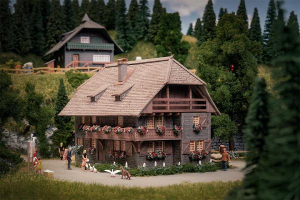 Jubiläumsmodell: Uhrenmacherhaus mit Figur