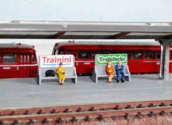 2 Doppelbänke mit Werbung und Figuren