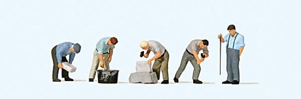 Arbeit an der Bruchsteinmauer
