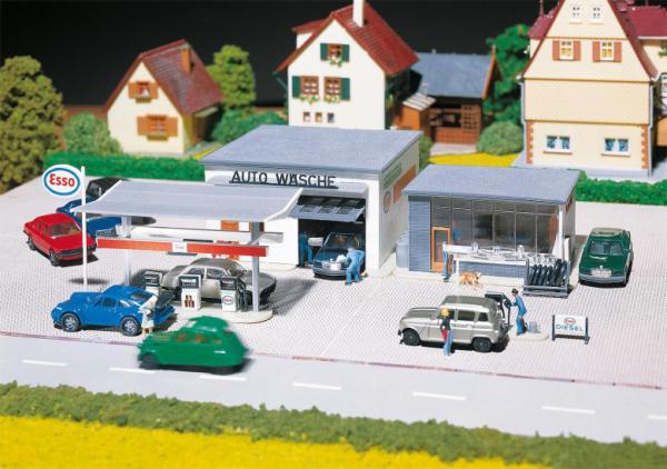 Tankstelle mit Waschhalle