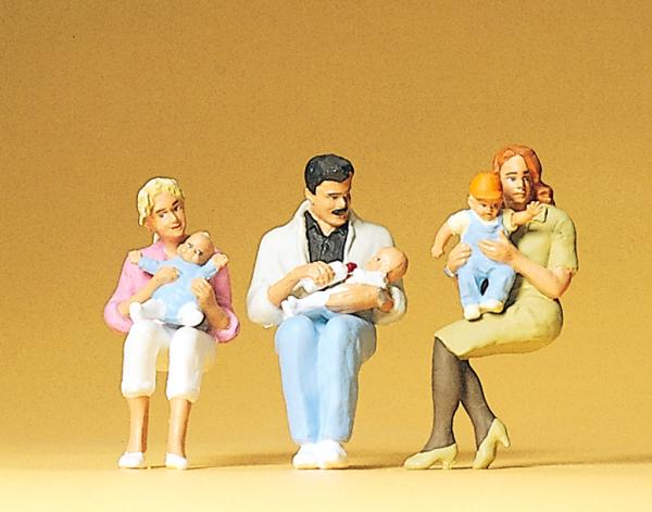 3 sitzende Eltern, Kinder, 1:32