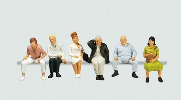 6 sitzende Personen