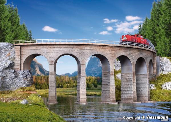 Semmering-Viadukt mit Eisbrecherfundamenten, gebogen, eingleisig